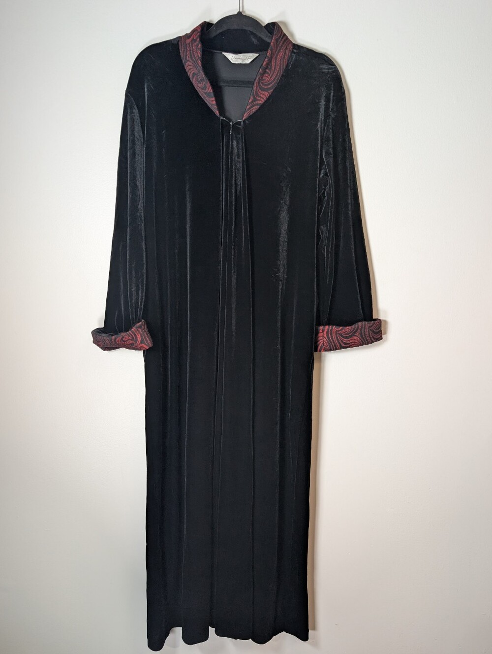 Vtg. Diamond Tea Black Velvet Long Robe/House Coat with Burgundy/Red Trim Zipper